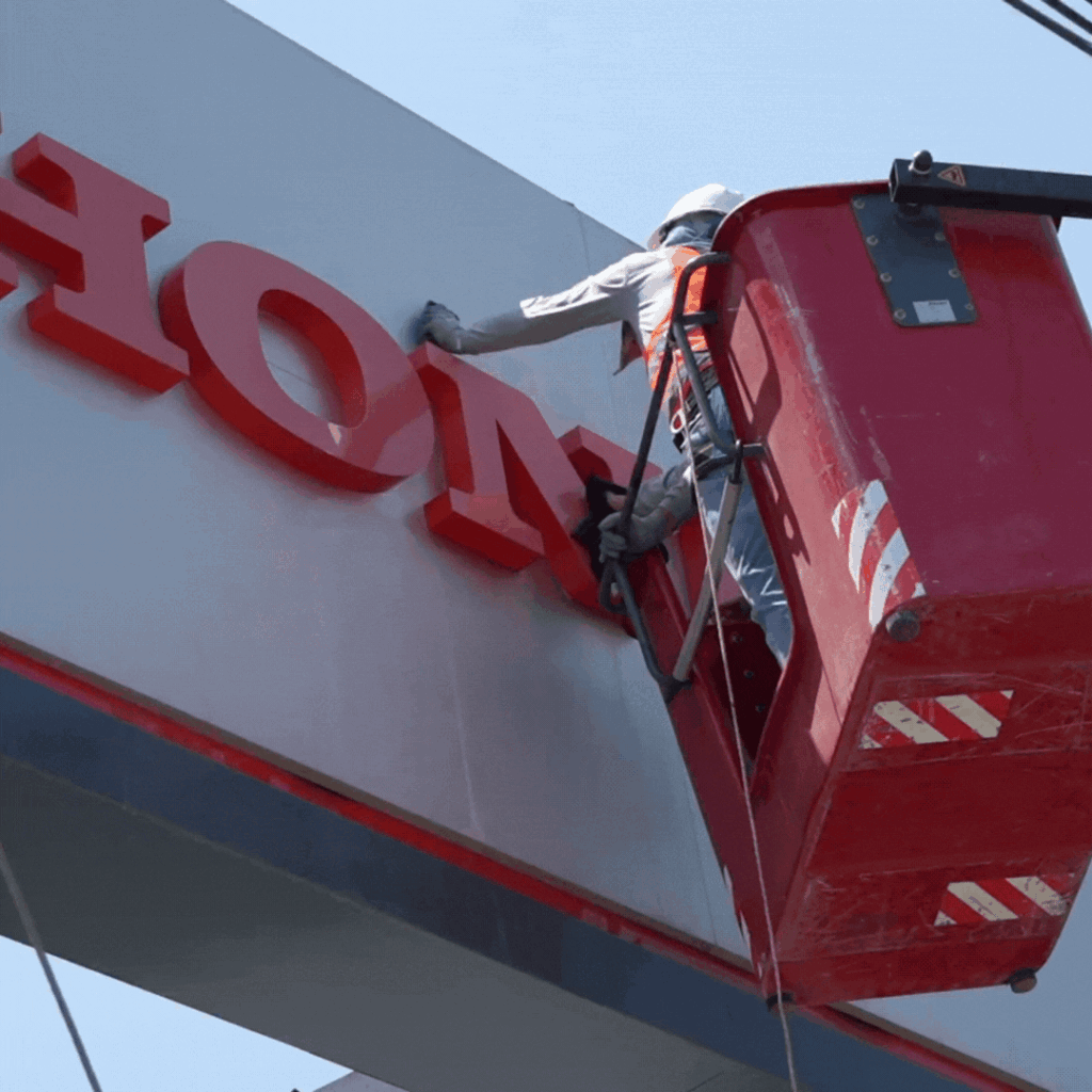 Equipo de Colpa realizando limpieza de fachada en altura en Trujillo, Perú