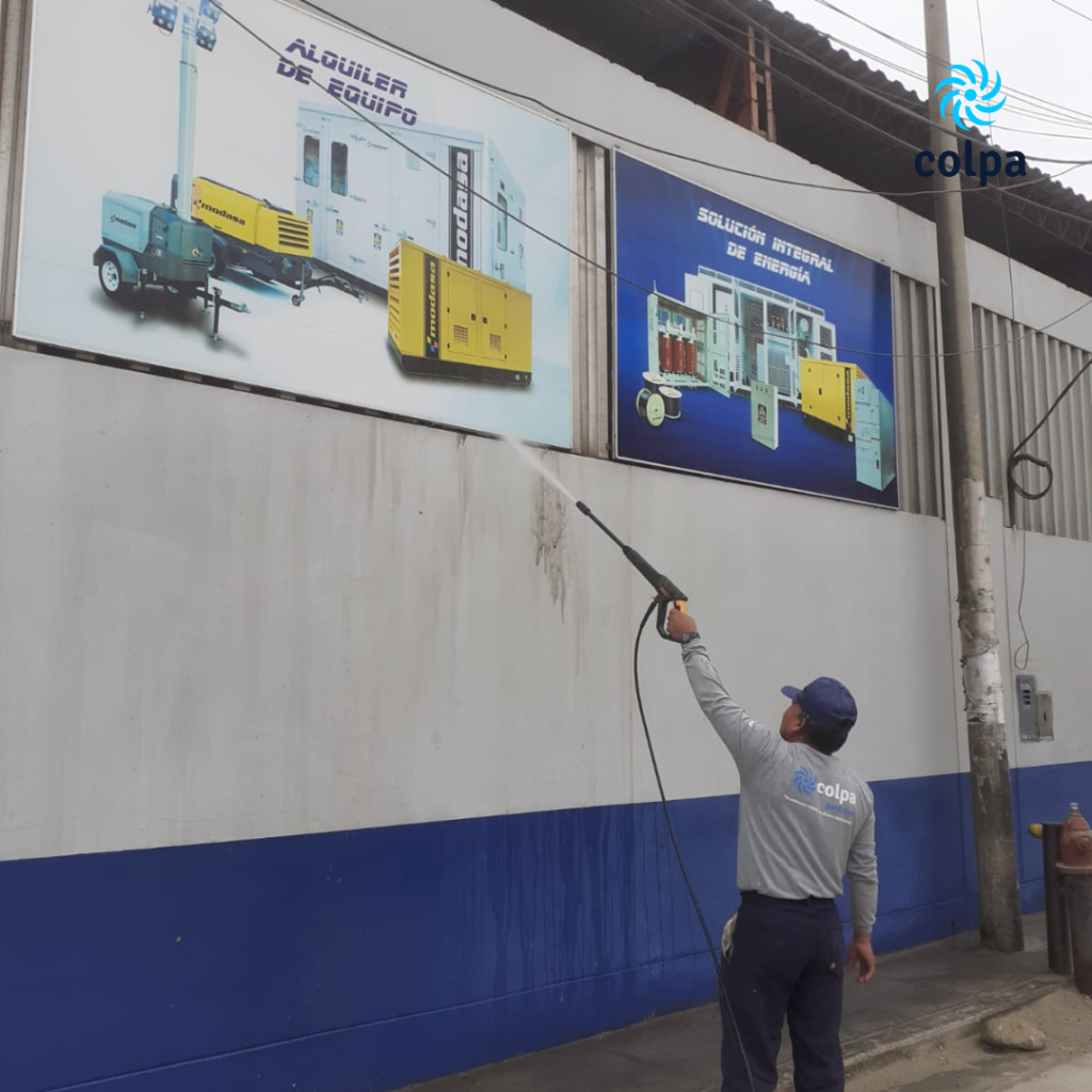 Personal de Colpa Realizando Limpieza de Fachadas