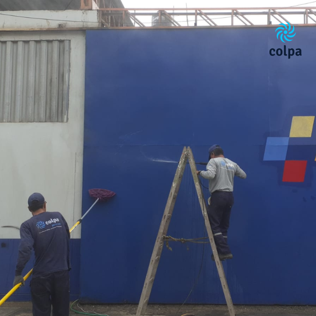 Personal de Colpa realizando Limpieza de Fachadas