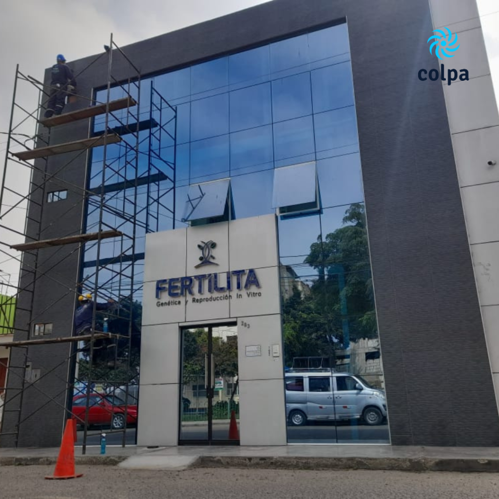 Personal de Colpa Realizando Limpieza de Fachadas