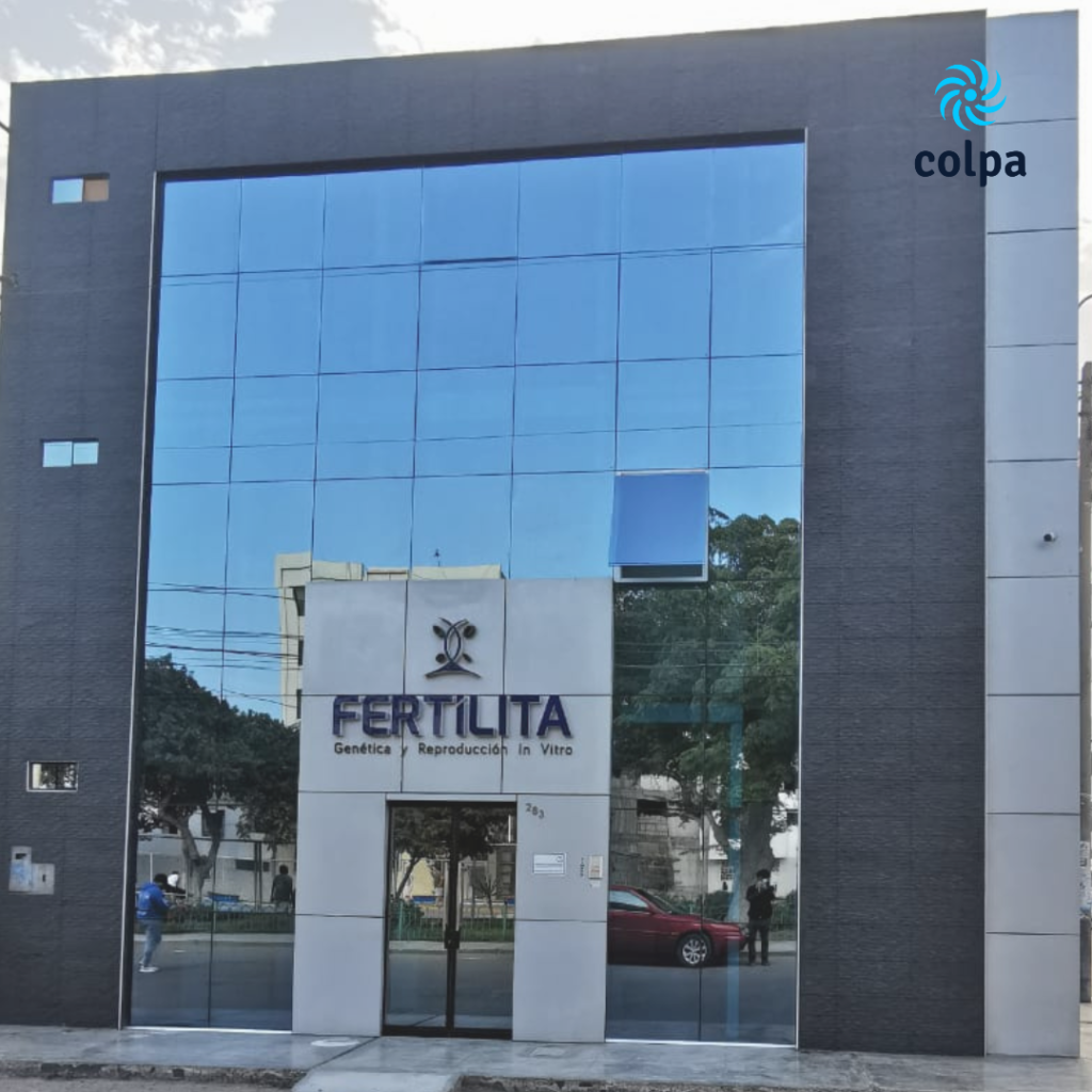 Personal de Colpa Realizando Limpieza de Vidrios