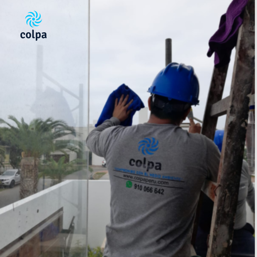 Personal de Colpa Realizando Limpieza de Vidrios