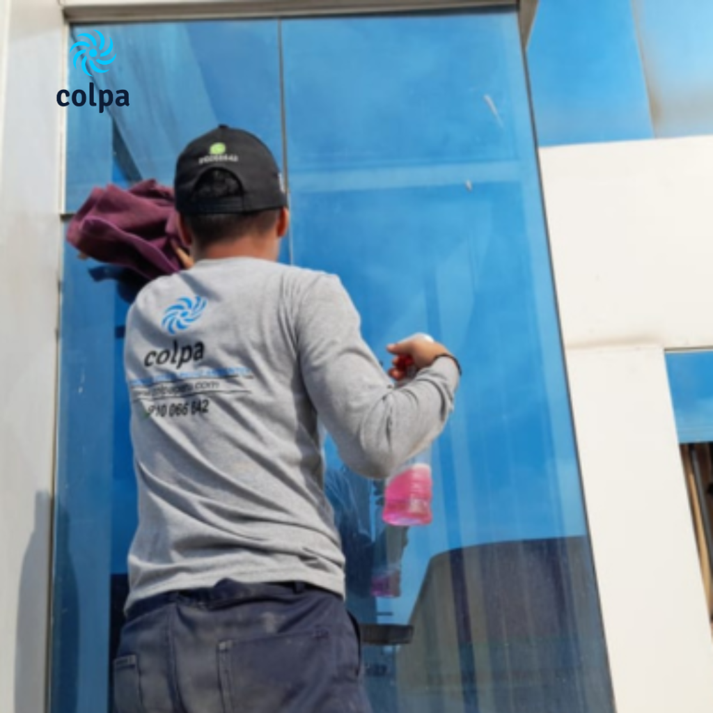 Personal de Colpa Realizando Limpieza de Vidrios