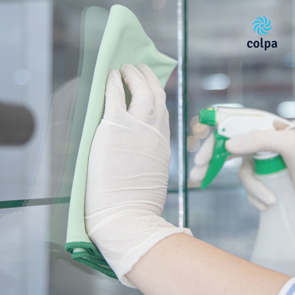 Personal de Colpa Realizando Limpieza de Vidrios